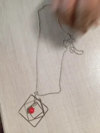 Collana con ciondolo quadrato e perla rossa