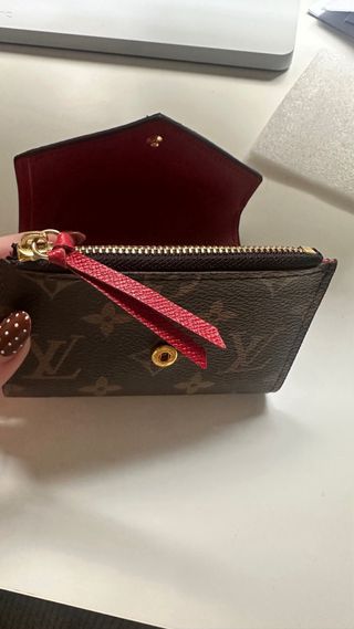 Cartera Marrón con Cierre Rojo