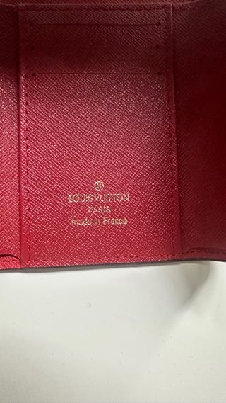 Cartera Marrón con Cierre Rojo