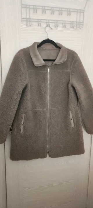 Abrigo reversible beige marca Fórmula Joven.