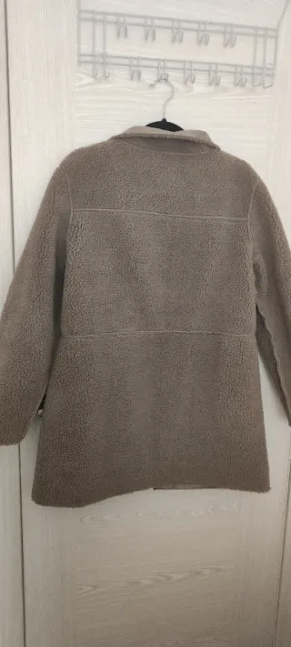 Abrigo reversible beige marca Fórmula Joven.