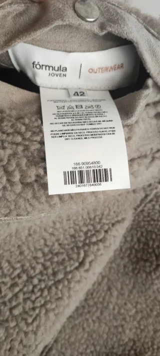 Abrigo reversible beige marca Fórmula Joven.