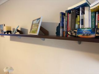 Mueble bar y estantería de madera y cristal