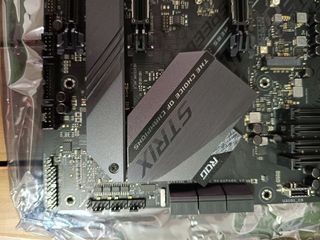 ASUS ROG STRIX Z390-F Gaming - Placa base Gaming ATX Intel de 8a y 9a gen, LGA 1151 con Iluminación RGB Aura Sync, OC por IA, DDR4 4266 MHz+, 2 M.2 con disipación, SATA 6Gbps, HDMI y USB 3.1 Gen. 2