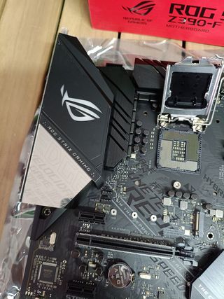 ASUS ROG STRIX Z390-F Gaming - Placa base Gaming ATX Intel de 8a y 9a gen, LGA 1151 con Iluminación RGB Aura Sync, OC por IA, DDR4 4266 MHz+, 2 M.2 con disipación, SATA 6Gbps, HDMI y USB 3.1 Gen. 2