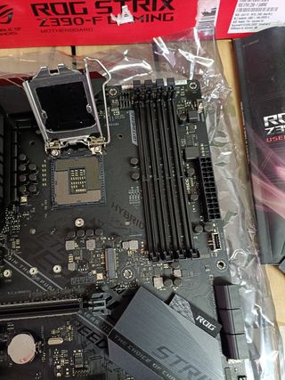 ASUS ROG STRIX Z390-F Gaming - Placa base Gaming ATX Intel de 8a y 9a gen, LGA 1151 con Iluminación RGB Aura Sync, OC por IA, DDR4 4266 MHz+, 2 M.2 con disipación, SATA 6Gbps, HDMI y USB 3.1 Gen. 2