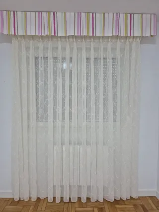Cortina blanca con diseño bordado
