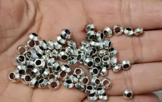 Abalorios plateados para bisutería