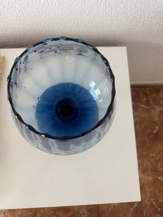 Jarrón de cristal azul tipo copa