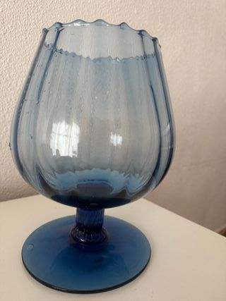 Jarrón de cristal azul tipo copa