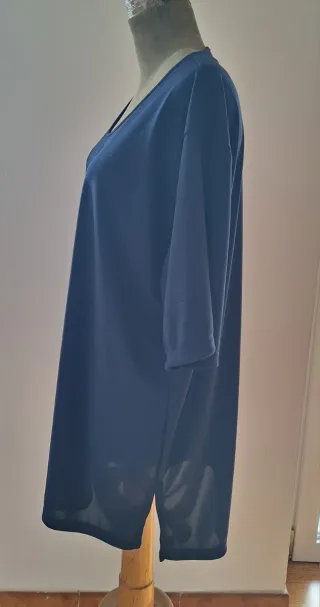 Maglia blu maniche corte con spacchi