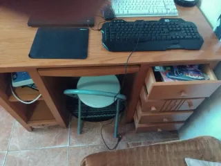Escritorio de madera con cajones