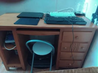 Escritorio de madera con cajones