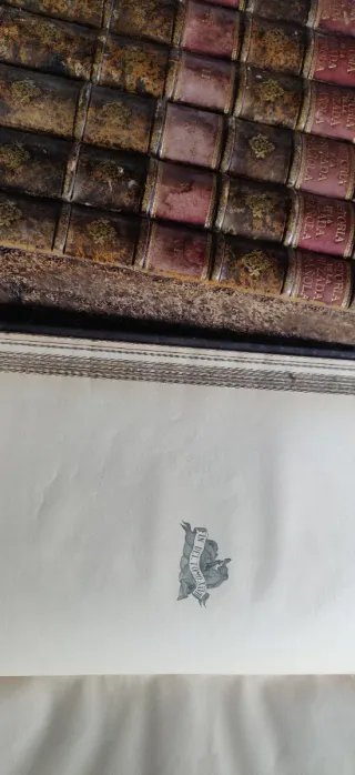 Colección de libros de historia antiguos