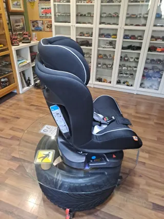 Silla de bebé Babyauto negra.
