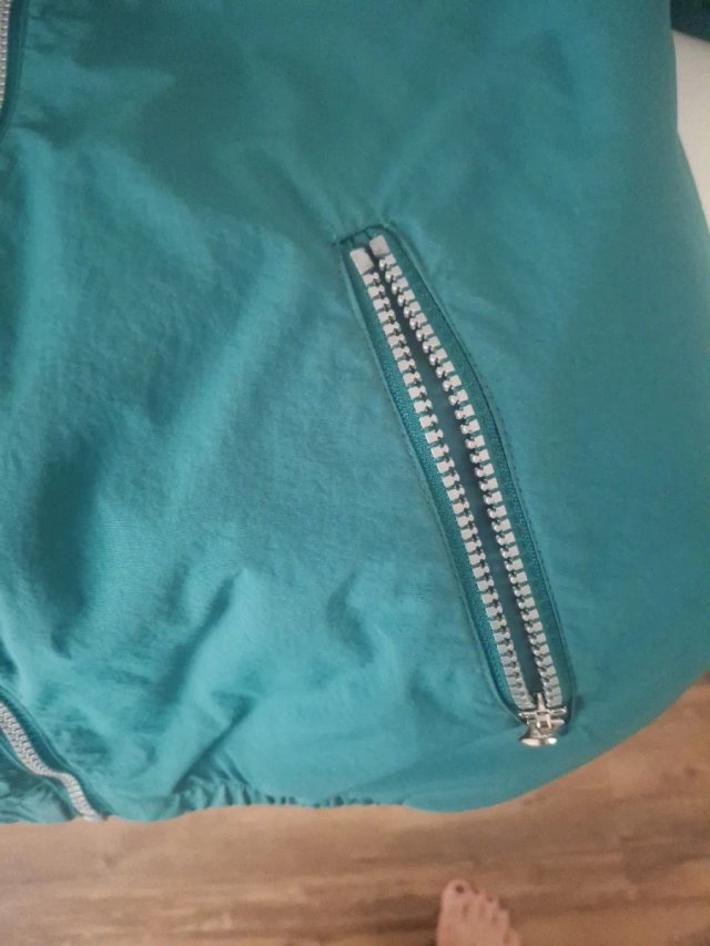 Cazadora Bomber Benetton Verde Talla 11/12 años.