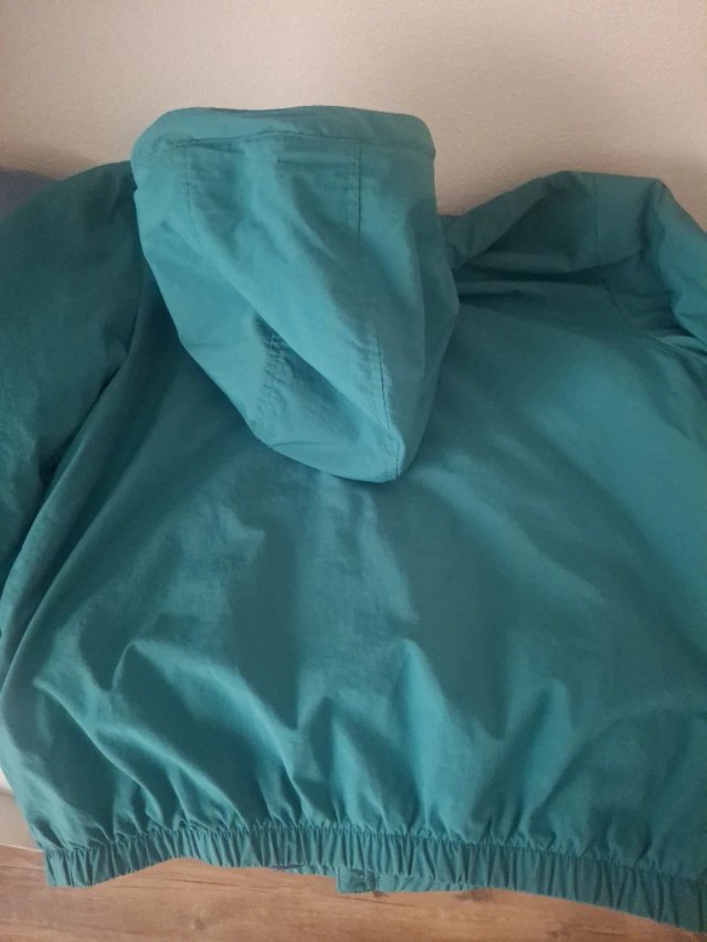 Cazadora Bomber Benetton Verde Talla 11/12 años.