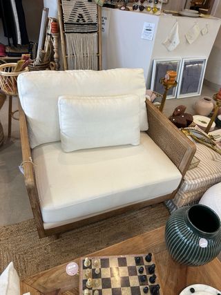 Sillón Ratan Marrón cojines blanco roto 93x86x88