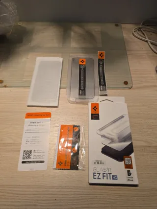 2x Protezioni Schermo Spigen EZ Fit per iPhone 16 Pro