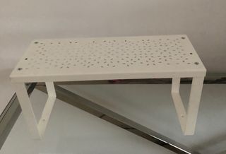 Vendesi vari scaffali metallici bianchi