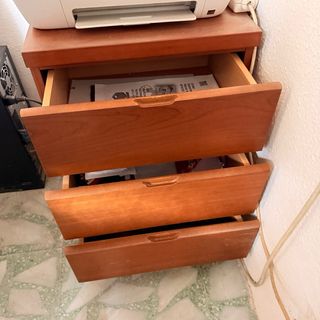 Mesa y archivador de oficina