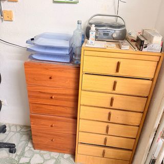 Mesa y archivador de oficina