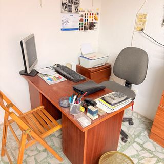 Mesa y archivador de oficina