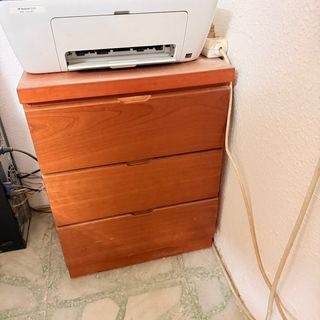 Mesa y archivador de oficina