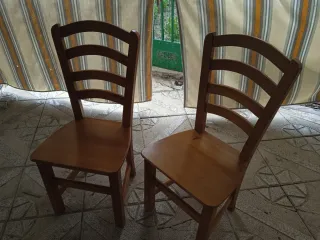 Sillas de madera maciza (4 unidades)