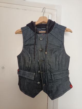 Chaleco vaquero con capucha