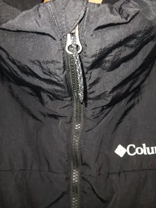 Plumas Columbia Negro tiene un defecto en la manga