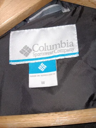 Plumas Columbia Negro tiene un defecto en la manga