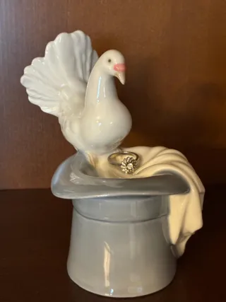 Figura porcelana paloma porta anillos