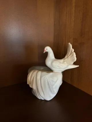 Figura porcelana paloma porta anillos