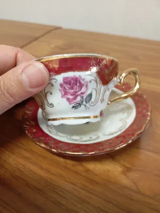 Taza de porcelana antigua con platillo