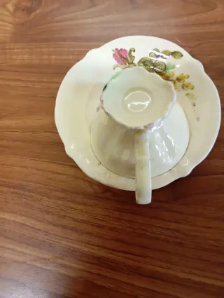 Taza de porcelana antigua con platillo