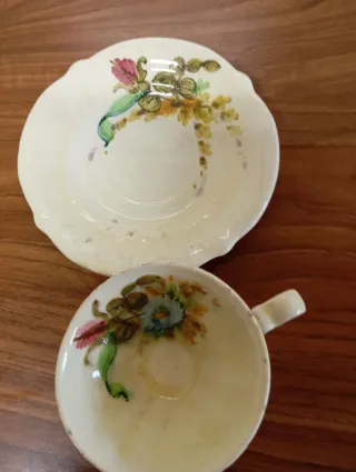 Taza de porcelana antigua con platillo