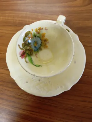 Taza de porcelana antigua con platillo