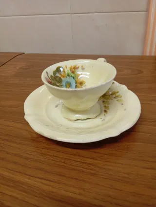 Taza de porcelana antigua con platillo
