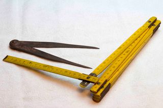 Herramientas antiguas: metro, tenazas, alicates ..