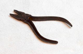 Herramientas antiguas: metro, tenazas, alicates ..