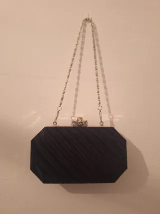 Cartera de fiesta negra con cadena
