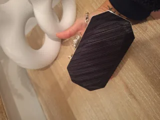 Cartera de fiesta negra con cadena