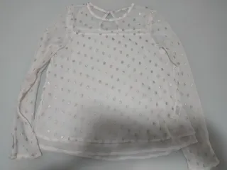 Blusa blanca con topos dorados