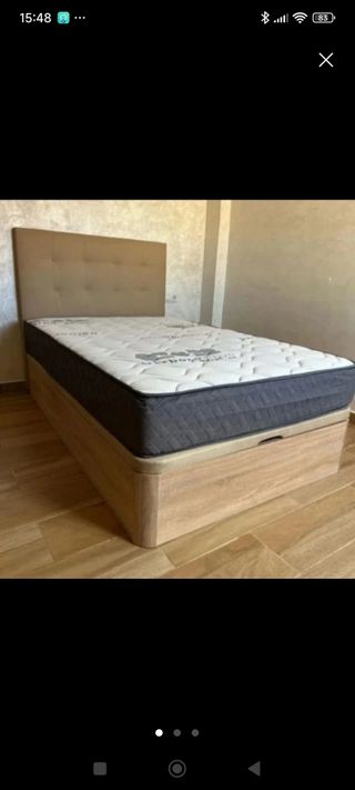 Colchón y canapé de tela y madera