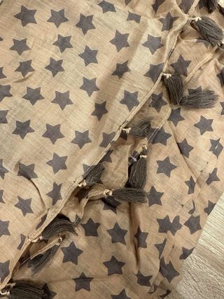 Fular o pareo grande marrón con estrellas y borlas