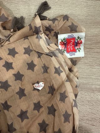 Fular o pareo grande marrón con estrellas y borlas