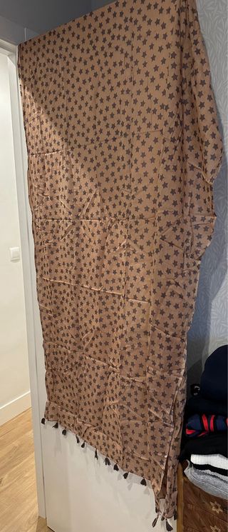 Fular o pareo grande marrón con estrellas y borlas