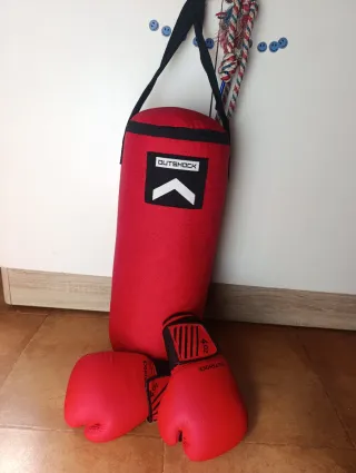 Saco de boxeo y guantes Outshock rojos