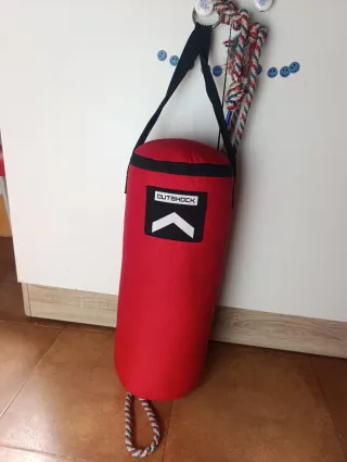 Saco de boxeo y guantes Outshock rojos